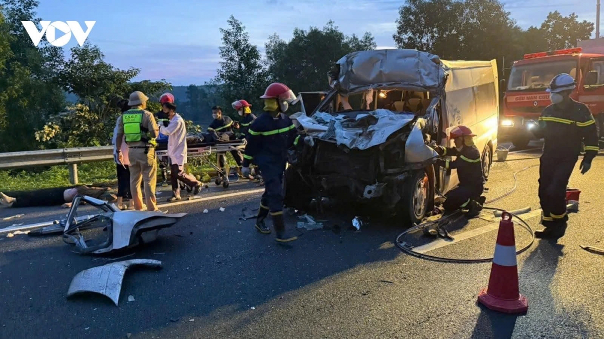 Deadly bus crash on expressway leaves 13 casualties